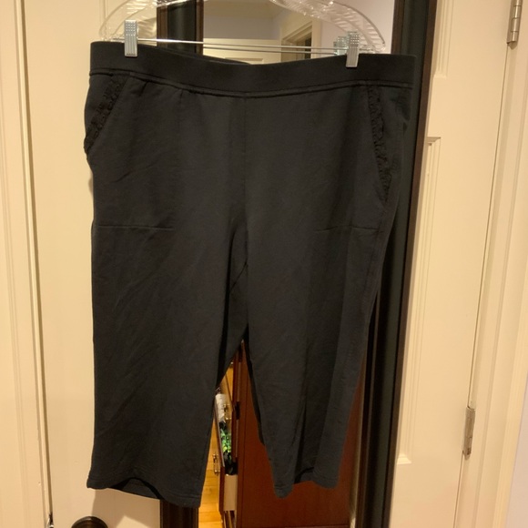 d & co active 2 piece set.  Eye-lit details on top and capri pockets. - Picture 4 of 12